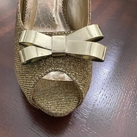 Lasonia women’s size 7 gold sparkle with metal Bow at front  high heels shoes - Picture 5 of 6